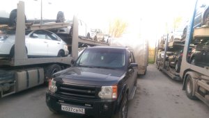 крытый автовоз-прицеп RaceExpress рядом с большими автовозами