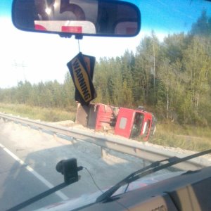 самосвал в кювете