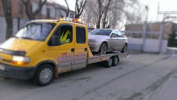 эвакуатор везет машину