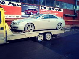 эвакуатор везет мерседес