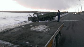 эвакуатор вытягивает застрявший уазик