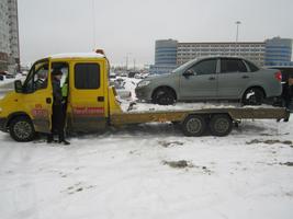 авто на эвакуаторе зимой