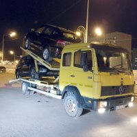 Двухэтажный эвакуатор RaceExpress с двумя автомобилями на борту.