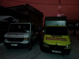 Два эвакуатора RaceExpress рядом. Ночь, Тюмень.